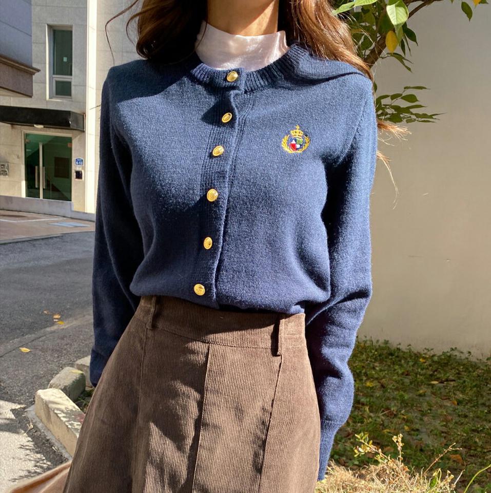 ウール混エンブレム刺繍カーディガン・t00150 レディース 【cd】カーディガン 羽織物 長袖 ニット エンブレム 刺繍 ワンポイント ゴールドボタン ウール ラウンドネック スクールガール フレンチ 大人 春 秋 韓国ファッション