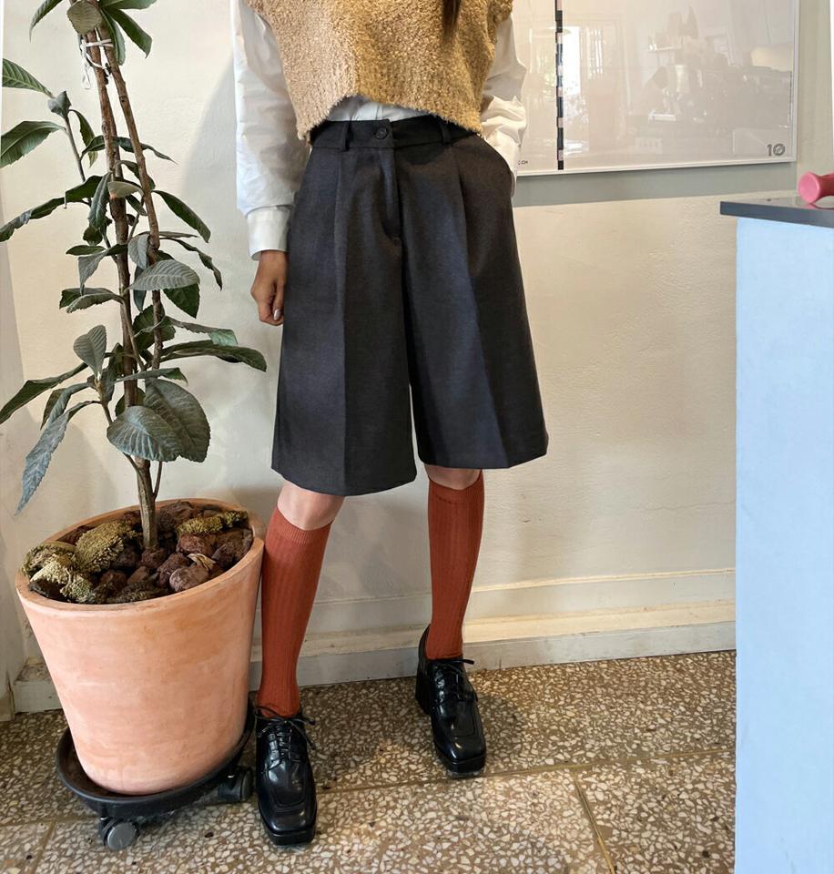 タックハーフパンツ・t00090 レディース 【pt】パンツ ズボン 半ズボン ハーフパンツ タック 単色 無地 シンプル ベーシック 大人 きれいめ ベルトループ ワイド ハイウエスト ダーツ 秋 冬 韓国ファッション 人気