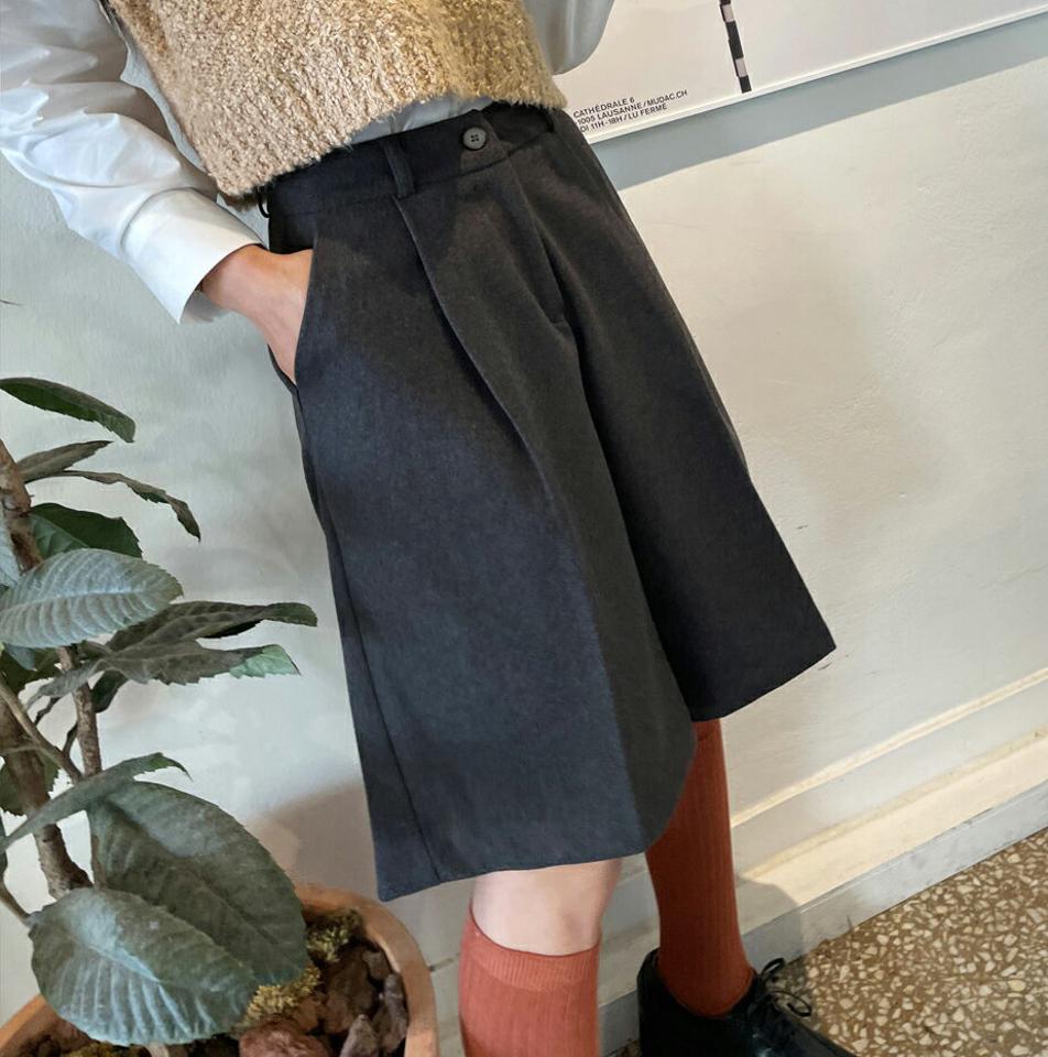 タックハーフパンツ・t00090 レディース 【pt】パンツ ズボン 半ズボン ハーフパンツ タック 単色 無地 シンプル ベーシック 大人 きれいめ ベルトループ ワイド ハイウエスト ダーツ 秋 冬 韓国ファッション 人気