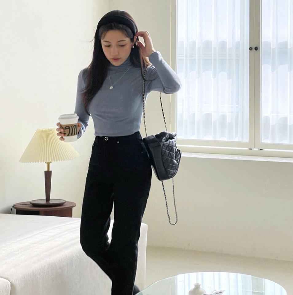 タートルネックラウンドヘムTシャツ・t00081 レディース 【tops】トップス ロンT 長袖 タートルネック ハイネック 単色 無地 シンプル ベーシック 大人 カジュアル きれいめ スリム 水色 ブルー 秋 冬 韓国ファッション