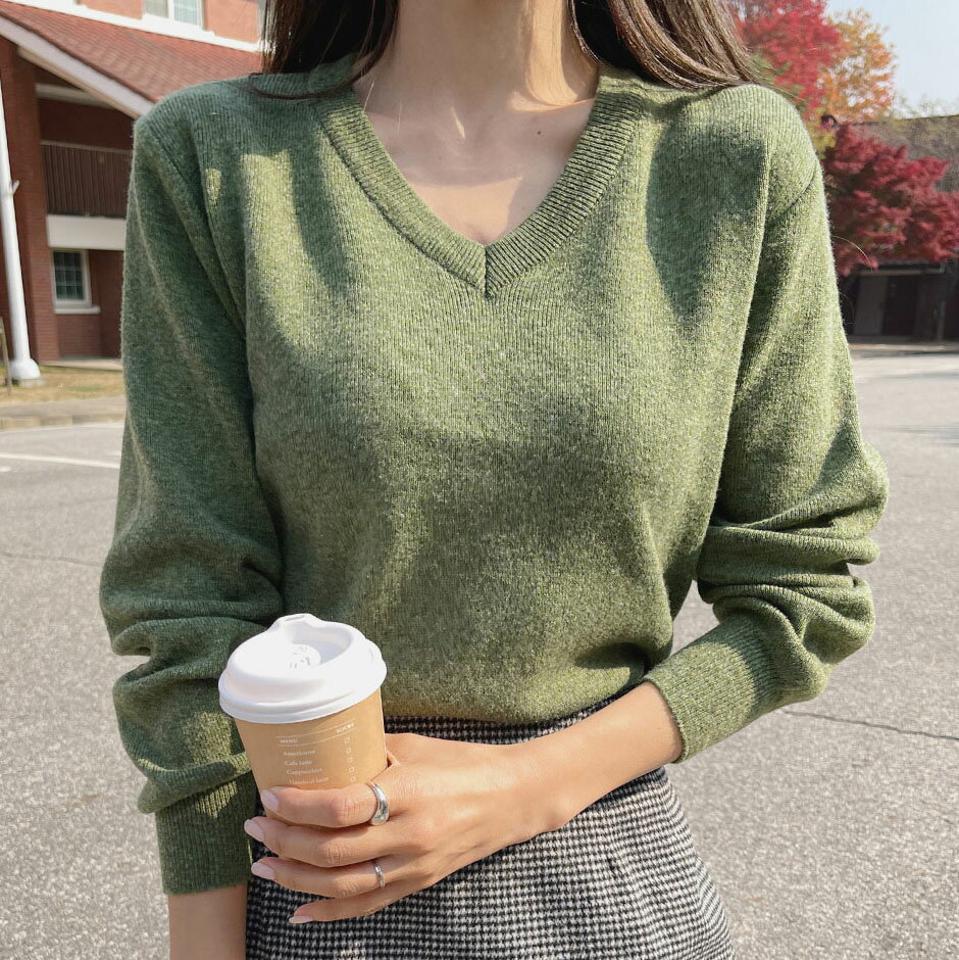 リブブヘムVネックニット・t00234 レディース 【tops】トップス ニット 長袖 Vネック 単色 無地 シンプル 緑 カーキ メランジ アンバランス クロップド丈 ベーシック クリスマス レッド 赤 カラーニット 秋 冬 韓国ファッション