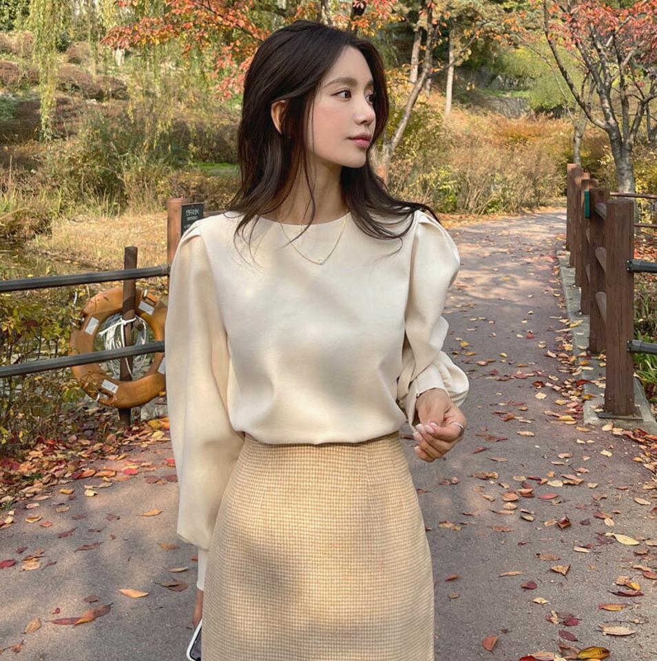 タックパフスリーブブラウス・t00233 レディース 【bl】トップス ブラウス 長袖 パフスリーブ タック ラウンドネック 単色 無地 シンプル 季節感 フェミニン かわいい ギャザー 秋 冬 韓国ファッション