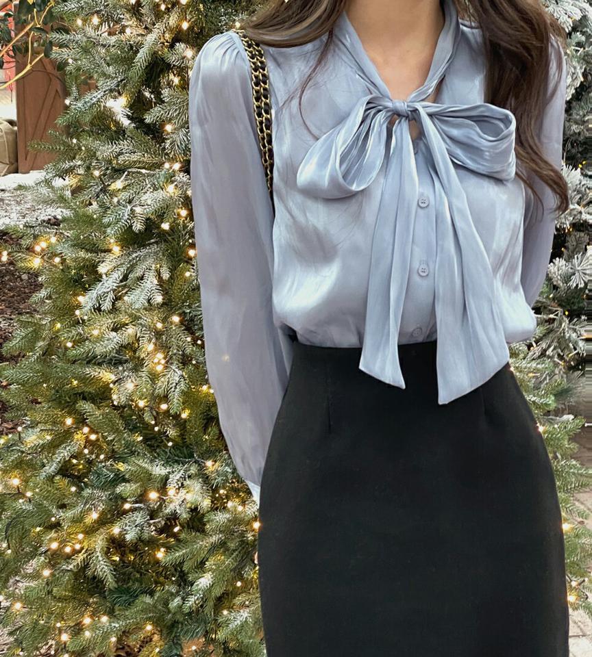グロッシーリボンブラウス・t00283 レディース 【bl】トップス ブラウス 長袖 りぼん グロッシー 単色 無地 シンプル パフスリーブ ツヤ 光沢 ボウタイ きれいめ 大人 オフィス オケージョン クリスマス 水色 ブルー 秋 冬 韓国ファッション