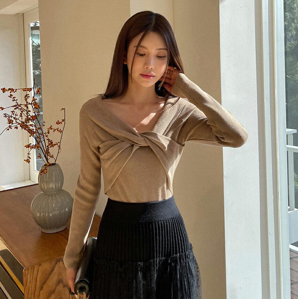 ツイストスリムリブニット・b00144 レディース 【tops】トップス ニット 長袖 ツイスト スリム 単色 無地 シンプル デコルテ 鎖骨 リブ 大人 きれいめ カジュアル Vネック ラグラン クロップド丈 秋 冬 韓国ファッション