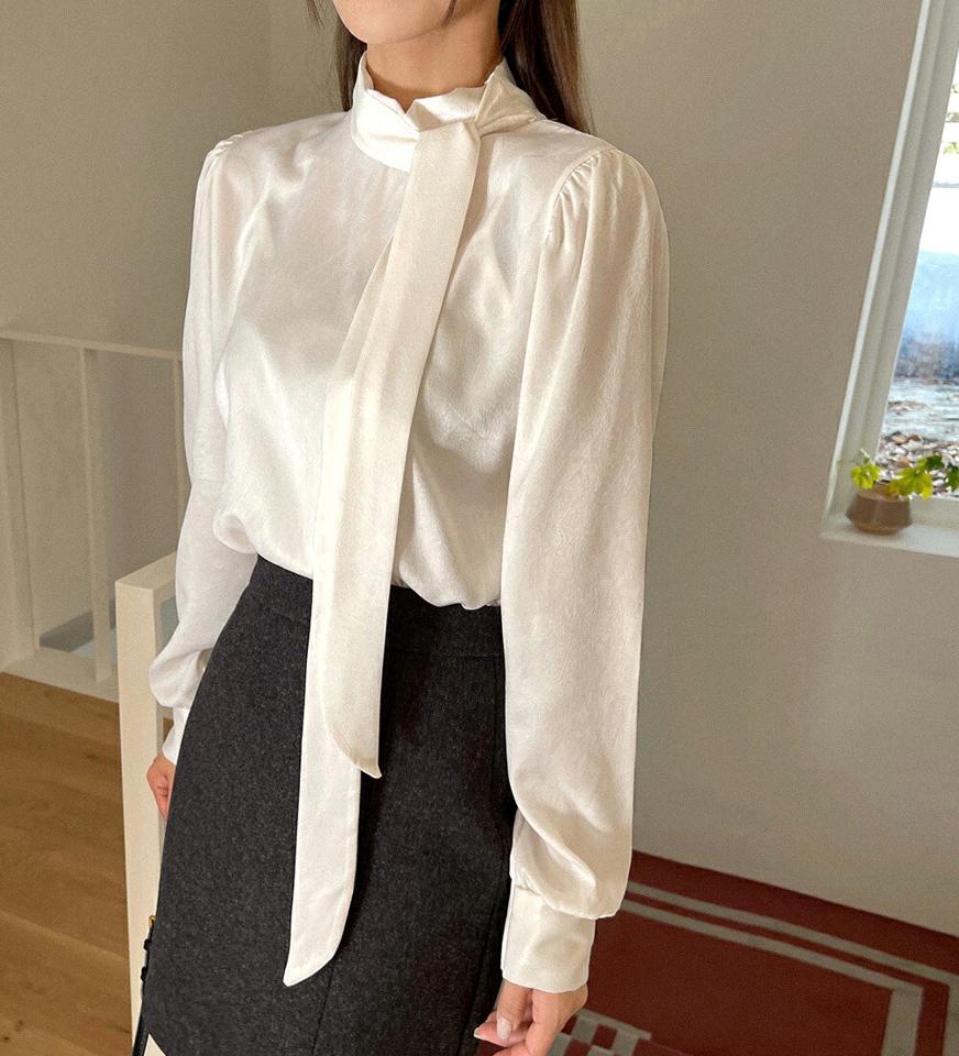 リボンハーフネックブラウス・t00154 レディース 【bl】トップス ブラウス 長袖 ハーフネック ボウタイ りぼん 単色 無地 シンプル きれいめ 上品 高級感 オフィス オケージョン 襟コン ツヤ 光沢 お呼ばれ 秋 冬 韓国ファッション