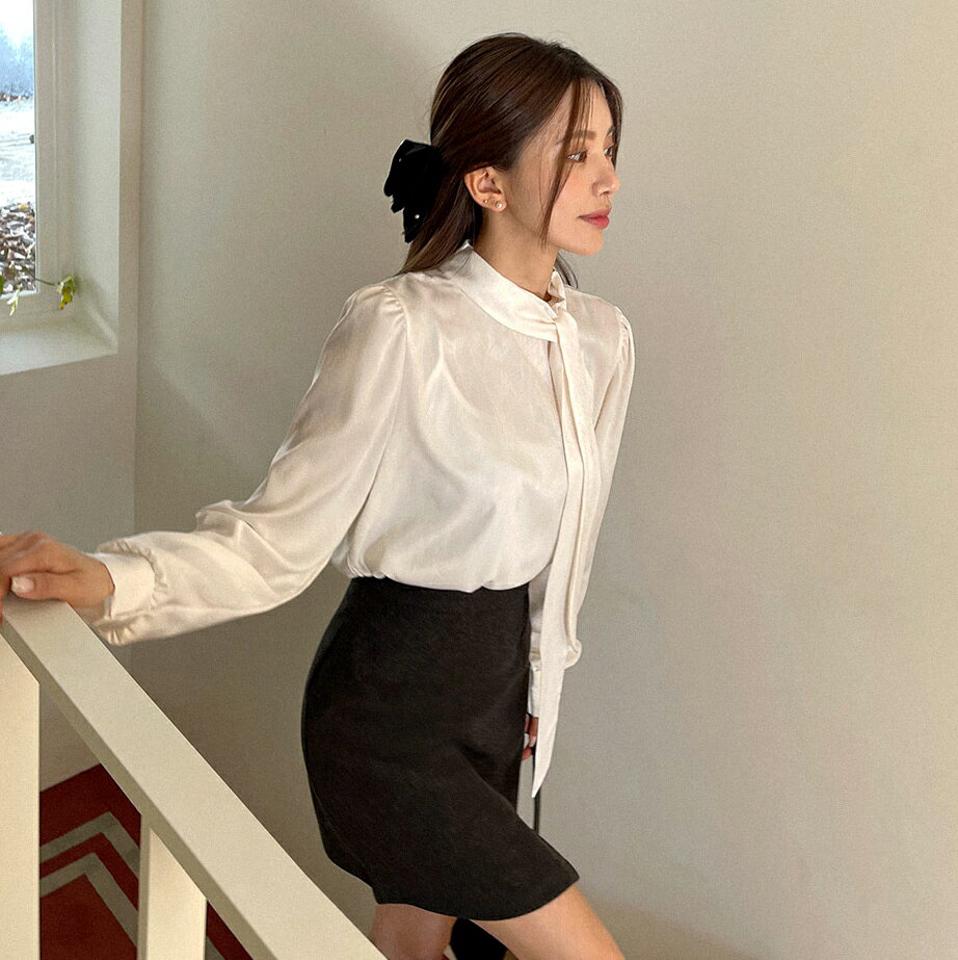 リボンハーフネックブラウス・t00154 レディース 【bl】トップス ブラウス 長袖 ハーフネック ボウタイ りぼん 単色 無地 シンプル きれいめ 上品 高級感 オフィス オケージョン 襟コン ツヤ 光沢 お呼ばれ 秋 冬 韓国ファッション
