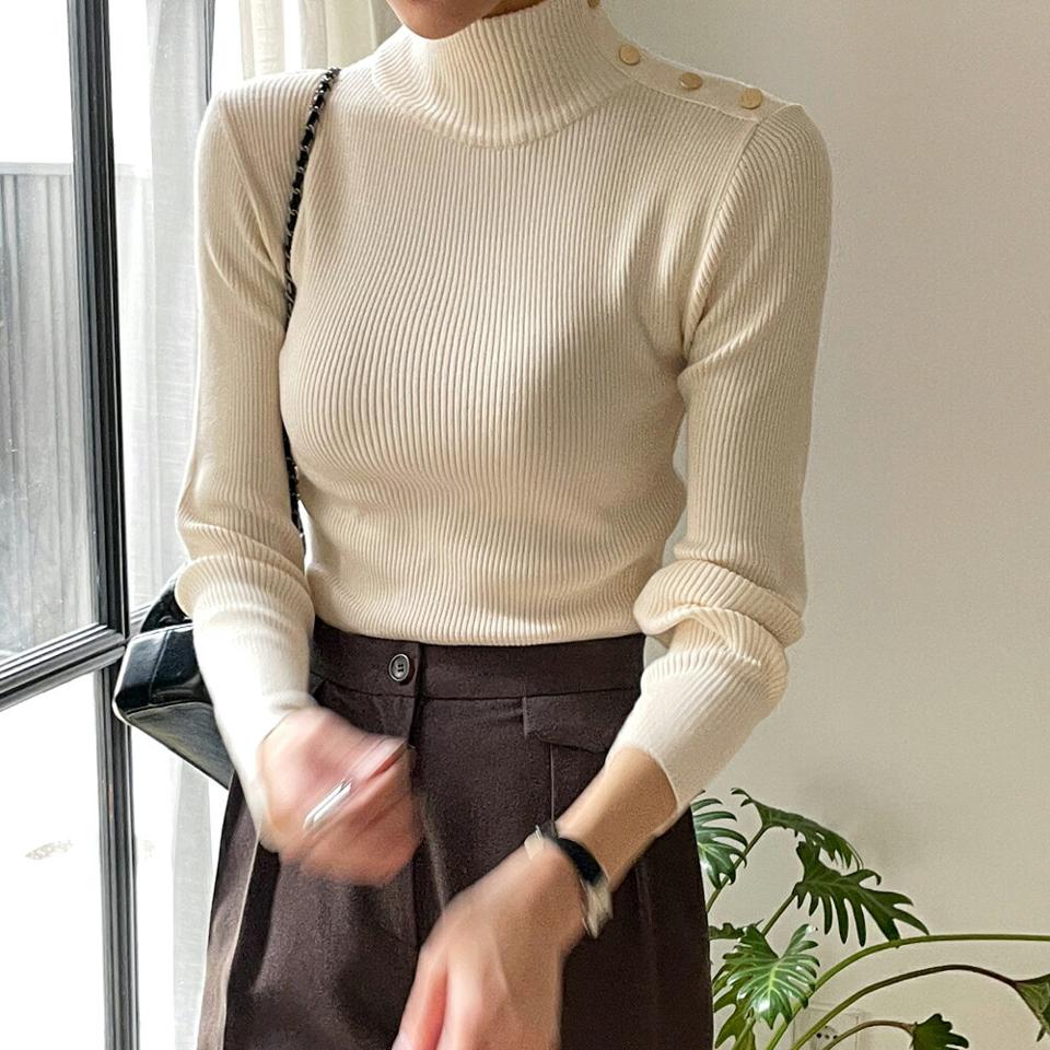 ボタンハイネックニット・t00138 レディース 【tops】トップス ニット 長袖 リブ ハイネック ゴールドボタン 単色 無地 シンプル 大人 きれいめ スリム 秋 冬 韓国ファッション
