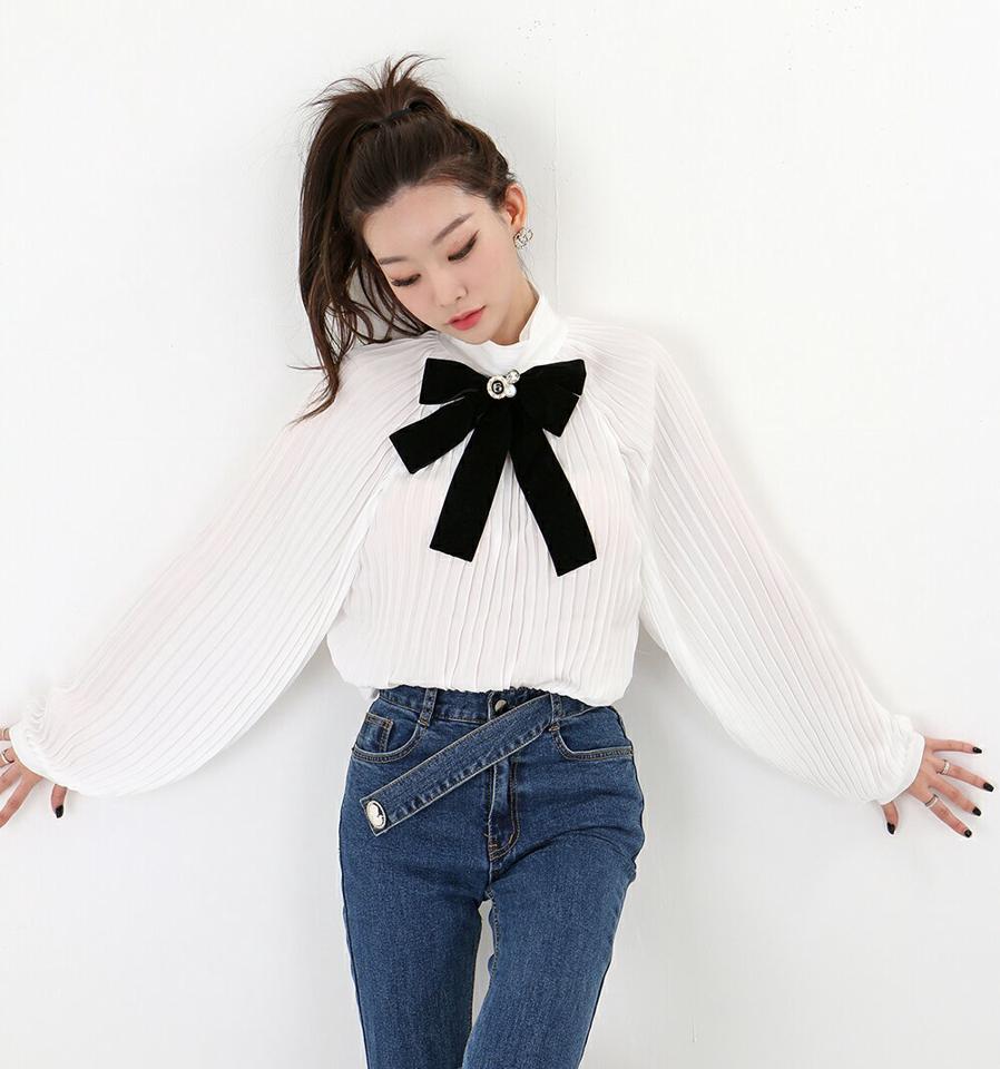 【マケット特価】リボンブローチ付プリーツブラウス・p000166 レディース 【bl】トップス ブラウス 長袖 プリーツ 袖コン ボリューム袖 りぼん ハイネック かわいい 可愛い 大人 フェミニン ハート 白 ホワイト 秋 冬 韓国ファッション MKT セール