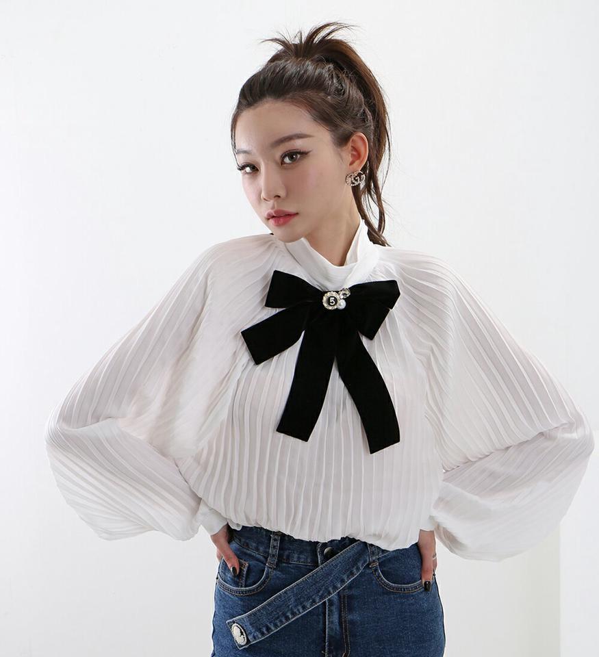 【マケット特価】リボンブローチ付プリーツブラウス・p000166 レディース 【bl】トップス ブラウス 長袖 プリーツ 袖コン ボリューム袖 りぼん ハイネック かわいい 可愛い 大人 フェミニン ハート 白 ホワイト 秋 冬 韓国ファッション MKT セール