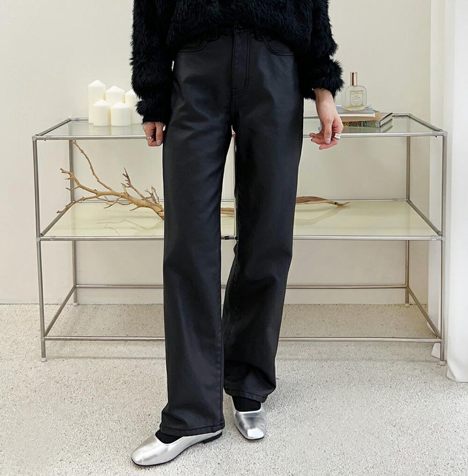 レザーライクブラックパンツ・p000127 レディース 【pt】パンツ ズボン ロング ブラック 黒 フェイクレザー 単色 無地 シンプル ベーシック シック かっこいい クール 秋 冬 韓国ファッション MKT