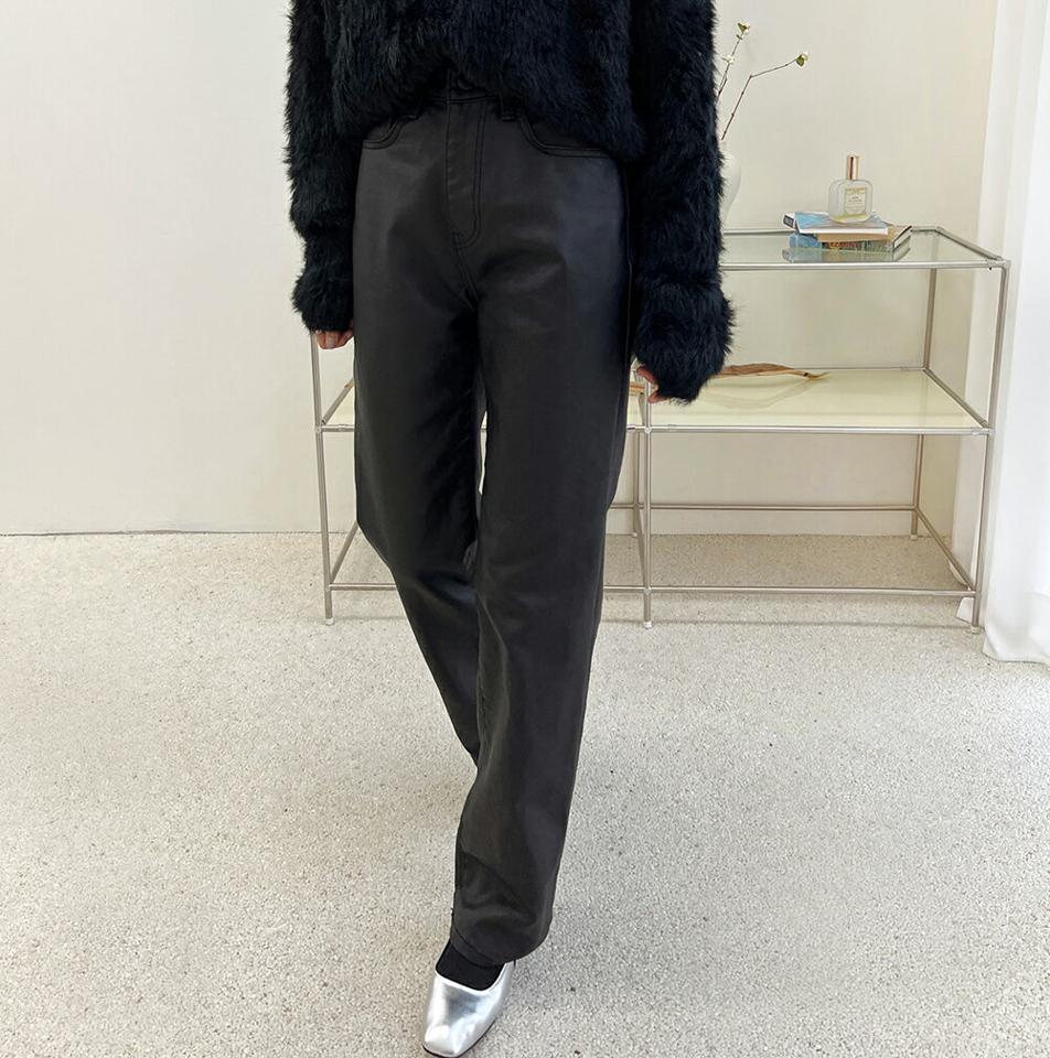 レザーライクブラックパンツ・p000127 レディース 【pt】パンツ ズボン ロング ブラック 黒 フェイクレザー 単色 無地 シンプル ベーシック シック かっこいい クール 秋 冬 韓国ファッション MKT