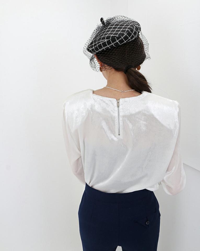 【マケット特価】肩パッド付グロッシーブラウス・p000217 レディース 【bl】トップス ブラウス 長袖 グロッシー ツヤ ラウンドネック 肩パッド オケージョン お呼ばれ きれいめ 光沢感 大人 秋 冬 韓国ファッション MKT セール