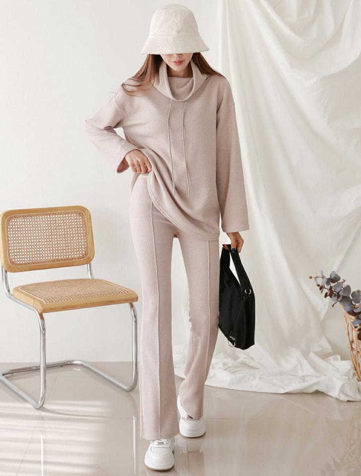 オフタートルTシャツ&フレアパンツSET・p000021 レディース 【pt】セットアップ setup トップス 長袖 ハイネック タートルネック フレアパンツ ズボン 単色 無地 シンプル ロング 秋 冬 韓国ファッション MKT