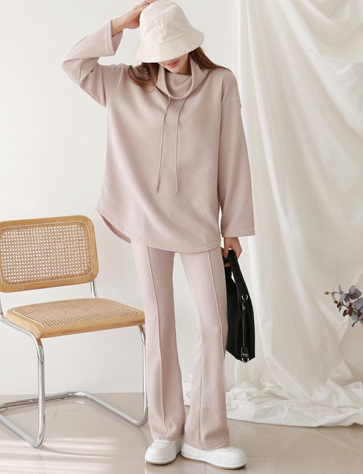 オフタートルTシャツ&フレアパンツSET・p000021 レディース 【pt】セットアップ setup トップス 長袖 ハイネック タートルネック フレアパンツ ズボン 単色 無地 シンプル ロング 秋 冬 韓国ファッション MKT