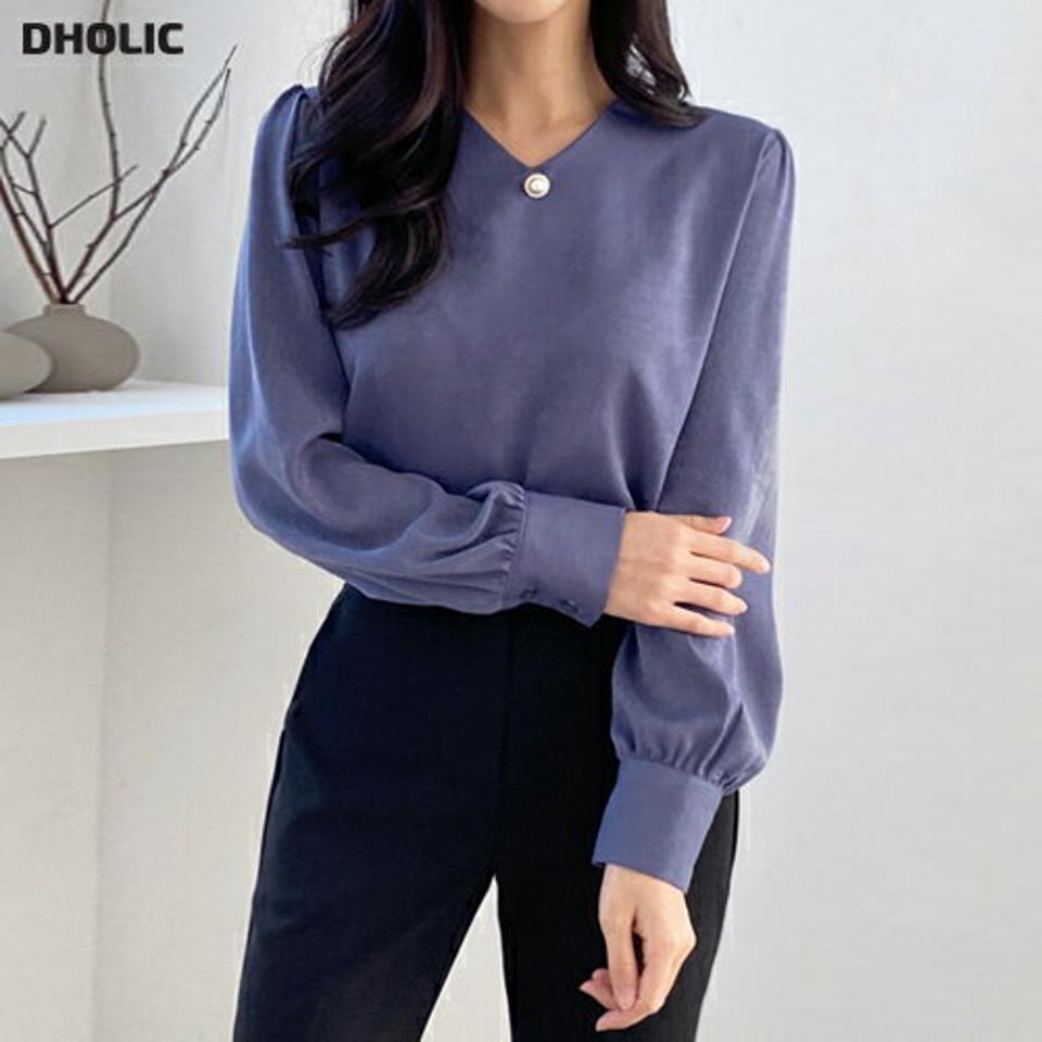 パール調ボタンVネックブラウス・p000140 レディース 【bl】トップス ブラウス 長袖 Vネック パールボタン 単色 無地 シンプル フェミニン オフィス オケージョン 青 ブルー 秋 冬 韓国ファッション MKT