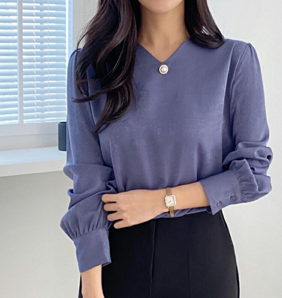 パール調ボタンVネックブラウス・p000140 レディース 【bl】トップス ブラウス 長袖 Vネック パールボタン 単色 無地 シンプル フェミニン オフィス オケージョン 青 ブルー 秋 冬 韓国ファッション MKT