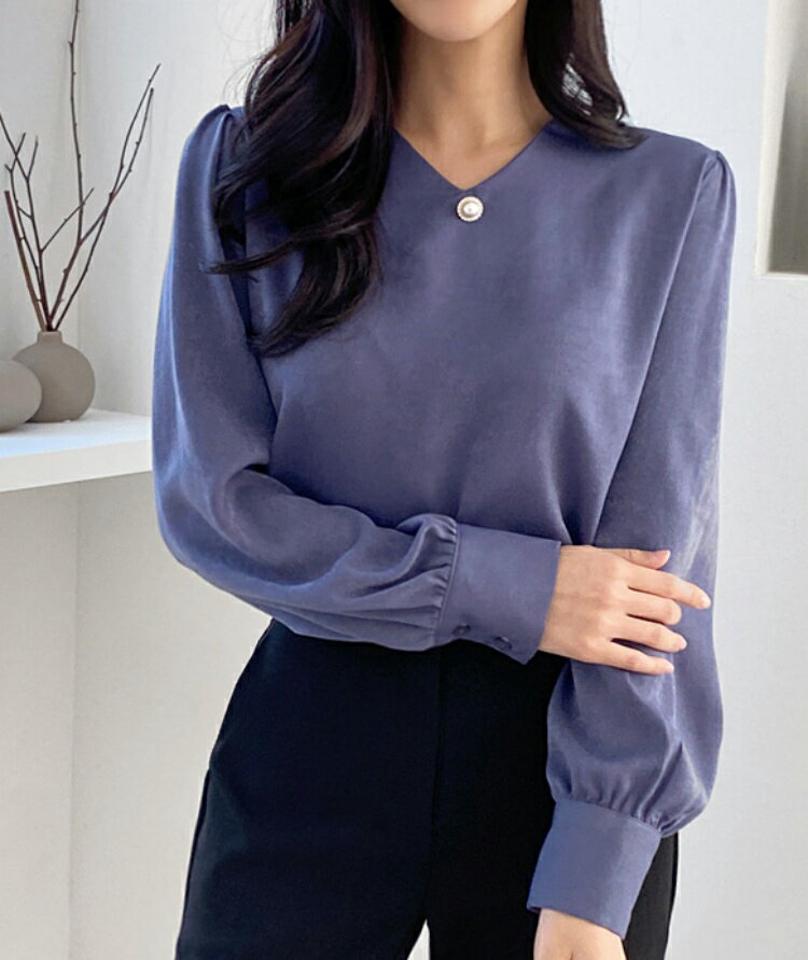 パール調ボタンVネックブラウス・p000140 レディース 【bl】トップス ブラウス 長袖 Vネック パールボタン 単色 無地 シンプル フェミニン オフィス オケージョン 青 ブルー 秋 冬 韓国ファッション MKT