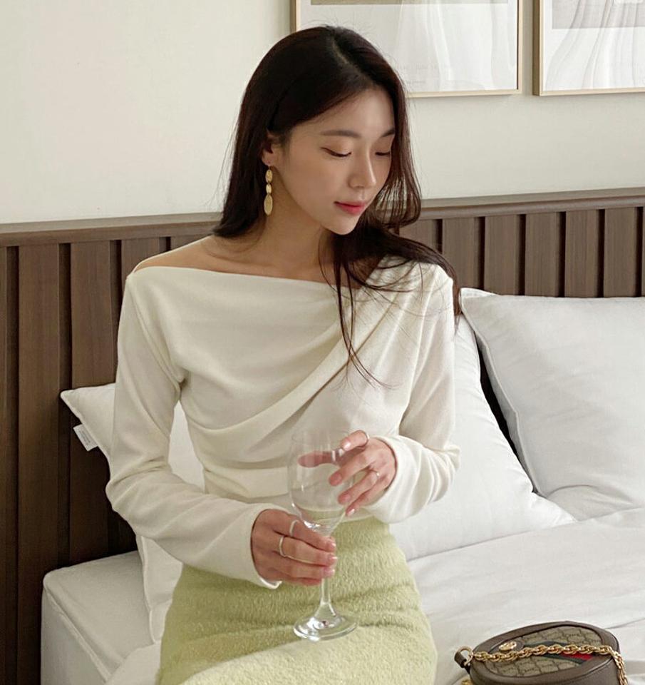 ドレープ長袖Tシャツ・t00339 レディース 【tops】トップス Tシャツ 長袖 ロンT ドレープ きれいめ デコルテ 単色 無地 シンプル 大人 ソフトタッチ ボートネック 襟コン 秋 冬 韓国ファッション