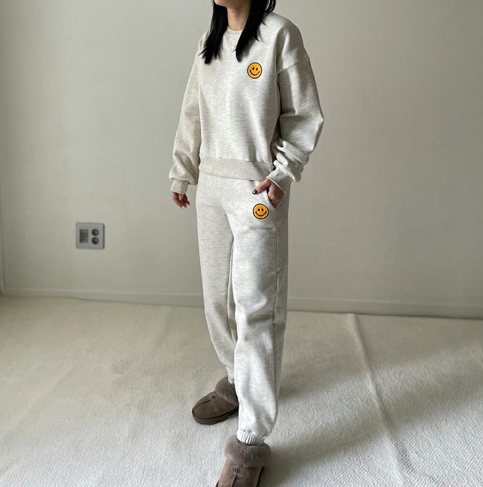 スマイルスウェット&ジョガーパンツSET・p000347 レディース 【pt】セットアップ setup トップス スウェット トレーナー 長袖 パンツ ズボン ロング ジョガーパンツ スマイル ワンポイント シンプル ラフ カジュアル 秋 冬 韓国ファッション MKT