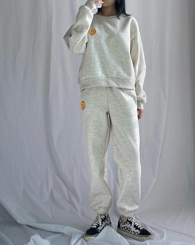 スマイルスウェット&ジョガーパンツSET・p000347 レディース 【pt】セットアップ setup トップス スウェット トレーナー 長袖 パンツ ズボン ロング ジョガーパンツ スマイル ワンポイント シンプル ラフ カジュアル 秋 冬 韓国ファッション MKT