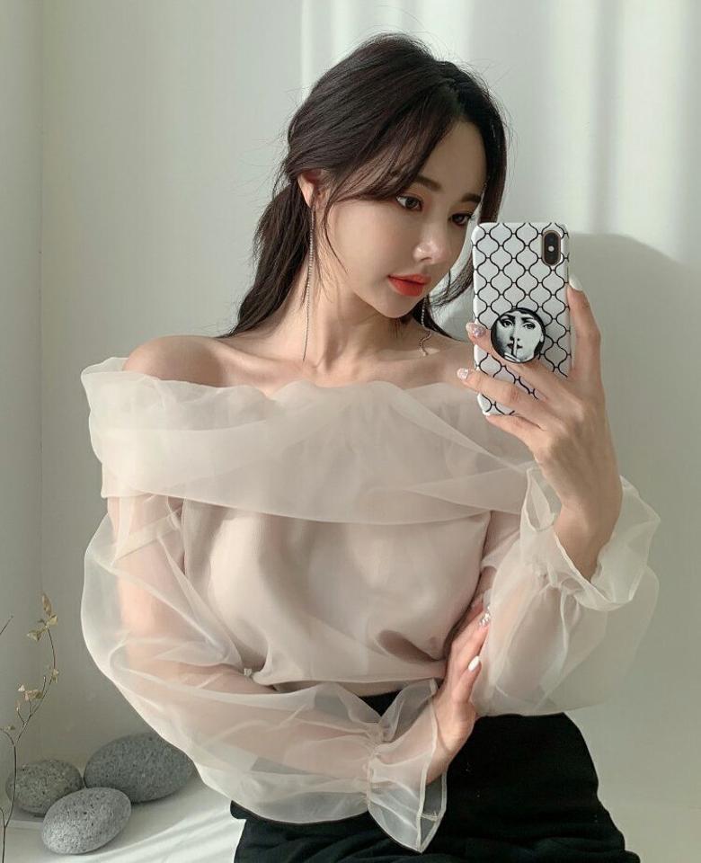 オーガンジーオフショルブラウス・p000300 レディース 【bl】トップス ブラウス 長袖 オフショルダー 肩出し オフショル 肌見せ デコルテ オーガンジー 透け感 シアー シースルー 上品 きれいめ フェミニン 秋 冬 韓国ファッション MKT