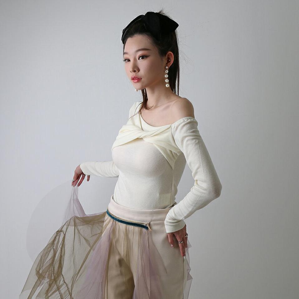 ウール混ツイスト長袖Tシャツ・p000289 レディース 【tops】トップス Tシャツ 長袖 ロンT ツイスト 単色 無地 肩出し ワンショルダー 肌見せ 露出 大人 セクシー りぼん かわいい スリム 秋 冬 韓国ファッション MKT
