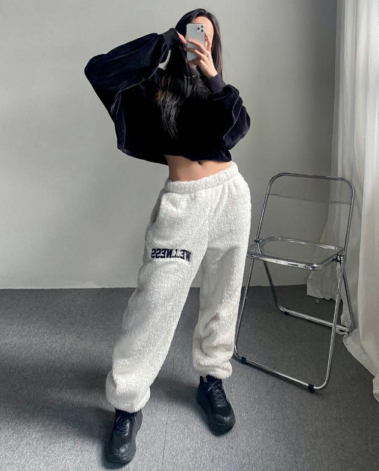 ウール混WELLNESSボアパンツ・p000543 レディース 【pt】パンツ ズボン ロング丈 ボア ロゴ レタリング もこもこ シンプル カジュアル ラフ 楽ちん ウエストゴム 体型カバー ストリート 冬 韓国ファッション MKT