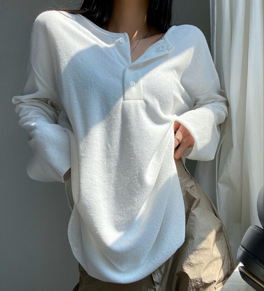 起毛ヘンリーネック長袖Tシャツ・p000593 レディース 【tops】トップス Tシャツ 長袖 ロンT ヘンリーネック 単色 無地 シンプル ベーシック ラフ カジュアル ゆったり オーバーサイズ 体型カバー 秋 冬 韓国ファッション MKT