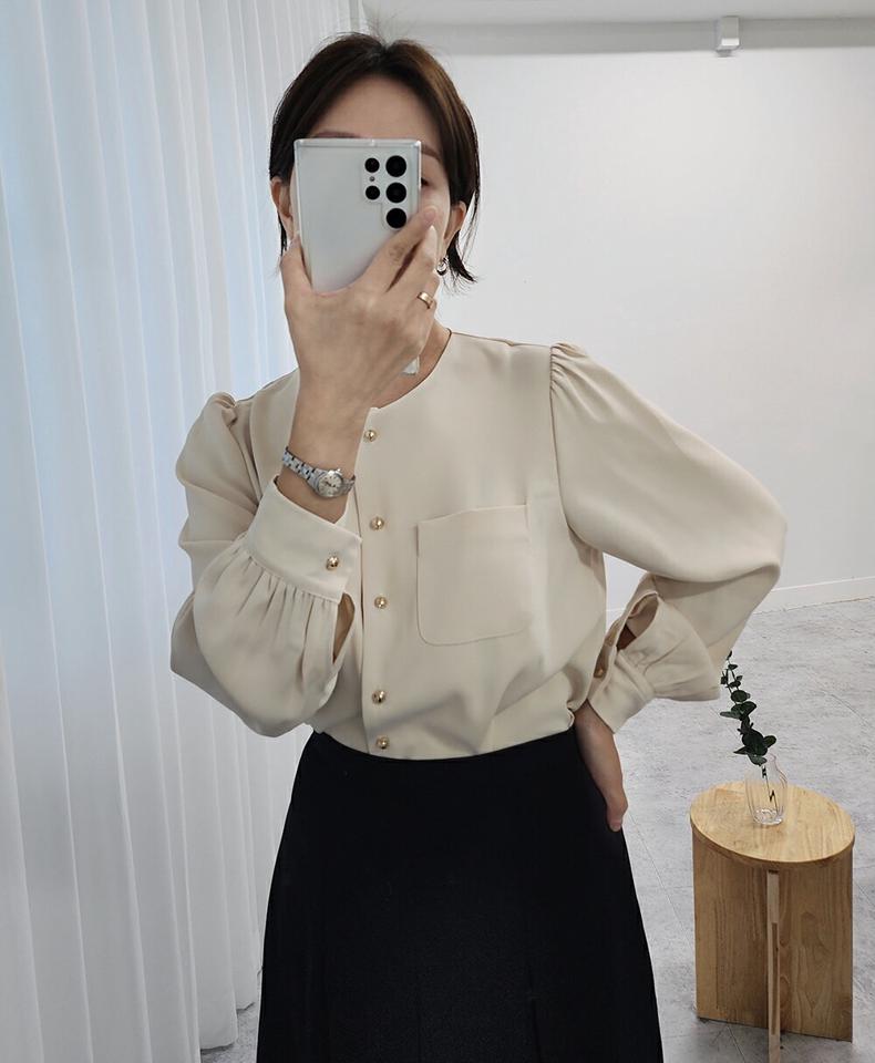 ゴールドボタンラウンドネックブラウス・p000544 レディース 【bl】トップス ブラウス 長袖 ラウンドネック ゴールドボタン 単色 無地 シンプル フェミニン 大人 きれいめ オフィス ポケット 秋 冬 韓国ファッション MKT