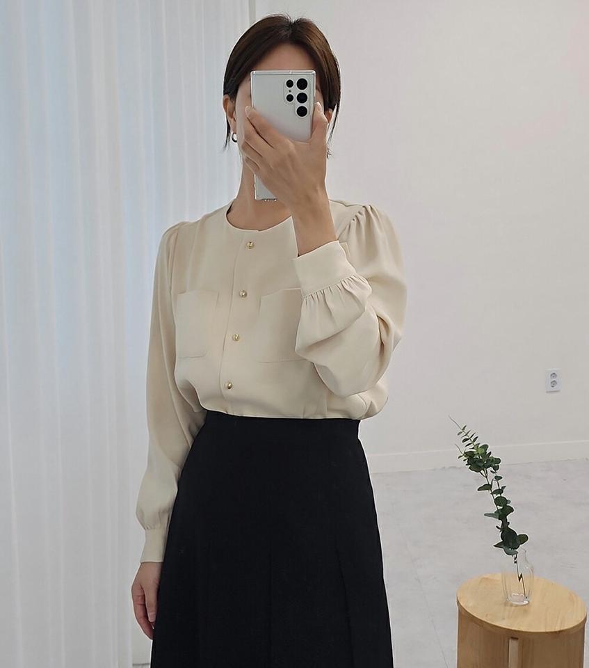ゴールドボタンラウンドネックブラウス・p000544 レディース 【bl】トップス ブラウス 長袖 ラウンドネック ゴールドボタン 単色 無地 シンプル フェミニン 大人 きれいめ オフィス ポケット 秋 冬 韓国ファッション MKT