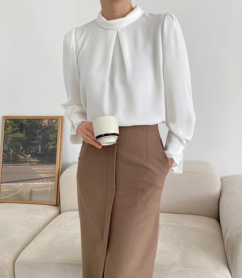 パール調ボタンスタンドカラーブラウス・p000491 レディース 【bl】トップス ブラウス スタンドカラー モックネック 長袖 パールボタン 単色 無地 シンプル フェミニン 大人 きれいめ 上品 秋 冬 韓国ファッション MKT