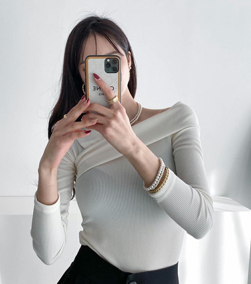 2WAYアンバランスネック長袖Tシャツ・p000568 レディース 【tops】トップス Tシャツ 長袖 アンバランス リブ 単色 セクシー 肌見せ 露出 セクシー Vネック ワンショルダー 肩出し スリム 秋 冬 韓国ファッション MKT