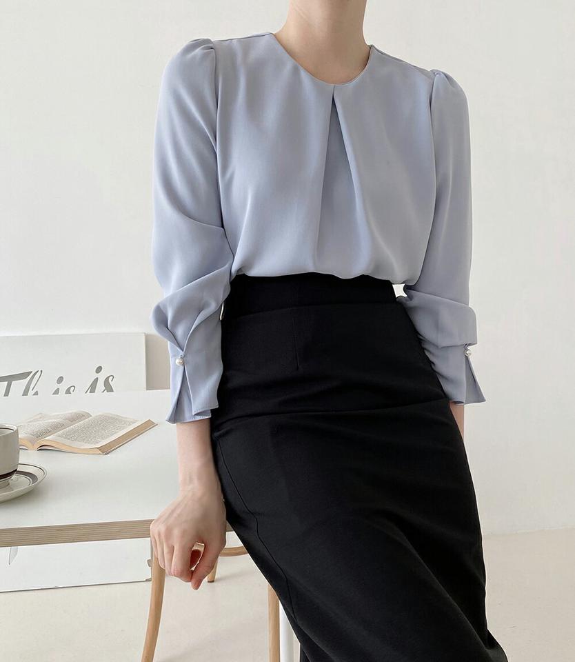 パール調ボタンタックブラウス・p000168 レディース 【bl】トップス ブラウス 長袖 タック パールボタン ラウンドネック 単色 無地 シンプル フェミニン 大人 シンプル パフスリーブ 上品 オフィス オケージョン 秋 冬 春 韓国ファッション MKT