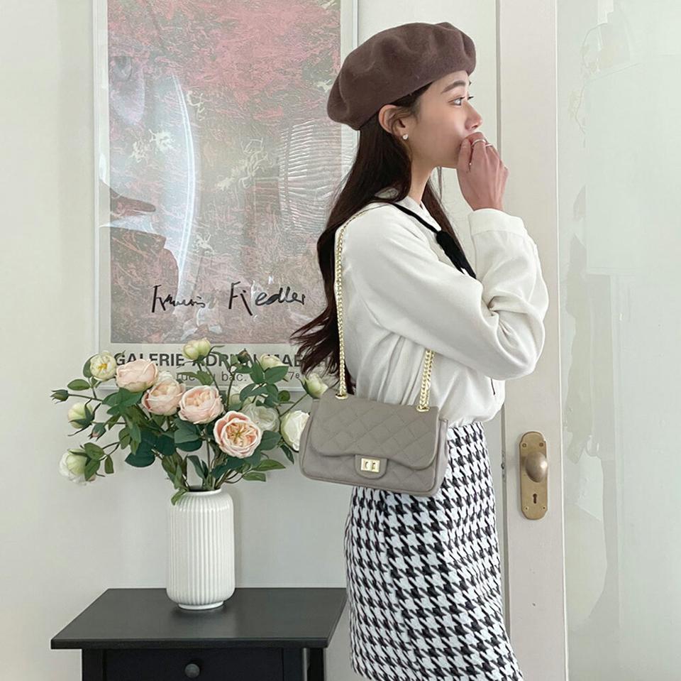 ブラックリボンシルキーブラウス・b00440 レディース 【bl】トップス ブラウス 長袖 りぼん シルキー バイカラー 配色 バンドカラー シック 大人 オフィス オケージョン ガーリー かわいい 秋 冬 韓国ファッション