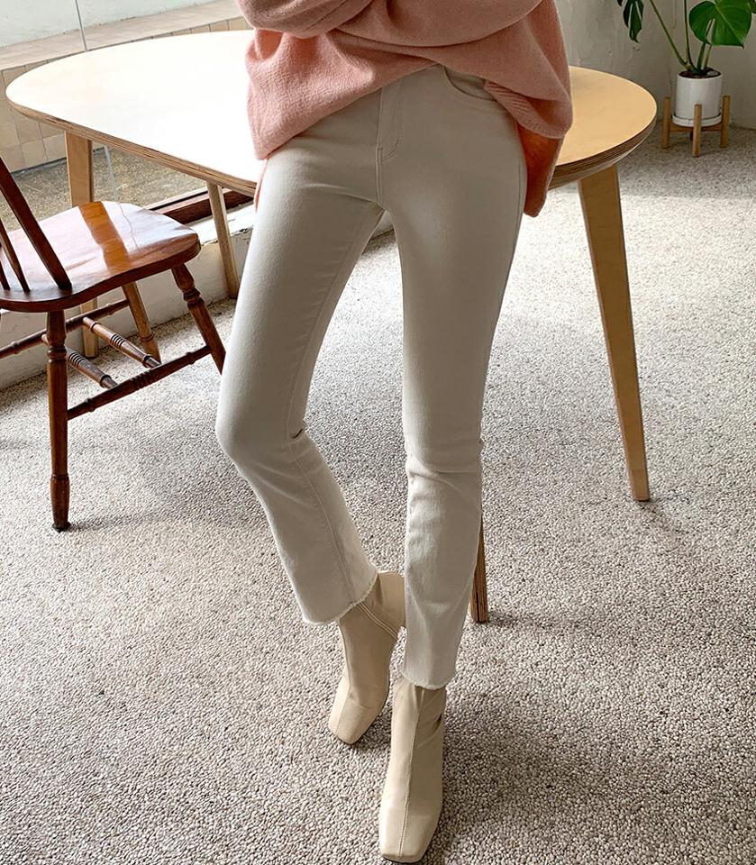 裏起毛カットオフフレアパンツ・p000530 レディース 【pt】パンツ ズボン ロング丈 カットオフ 切りっぱなし 裏起毛 単色 無地 シンプル ベーシック スリム スキニー カジュアル ラフ 秋 冬 韓国ファッション MKT