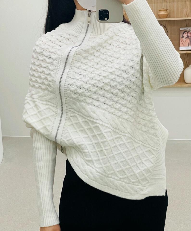 【マケット特価】アンバランスジップケーブルニット・p000723 レディース 【tops】トップス ニット 長袖 ケーブル編み ジップアップ アンバランス ユニーク ハイネック シンプル カジュアル 個性的 リブ 秋 冬 韓国ファッション MKT セール