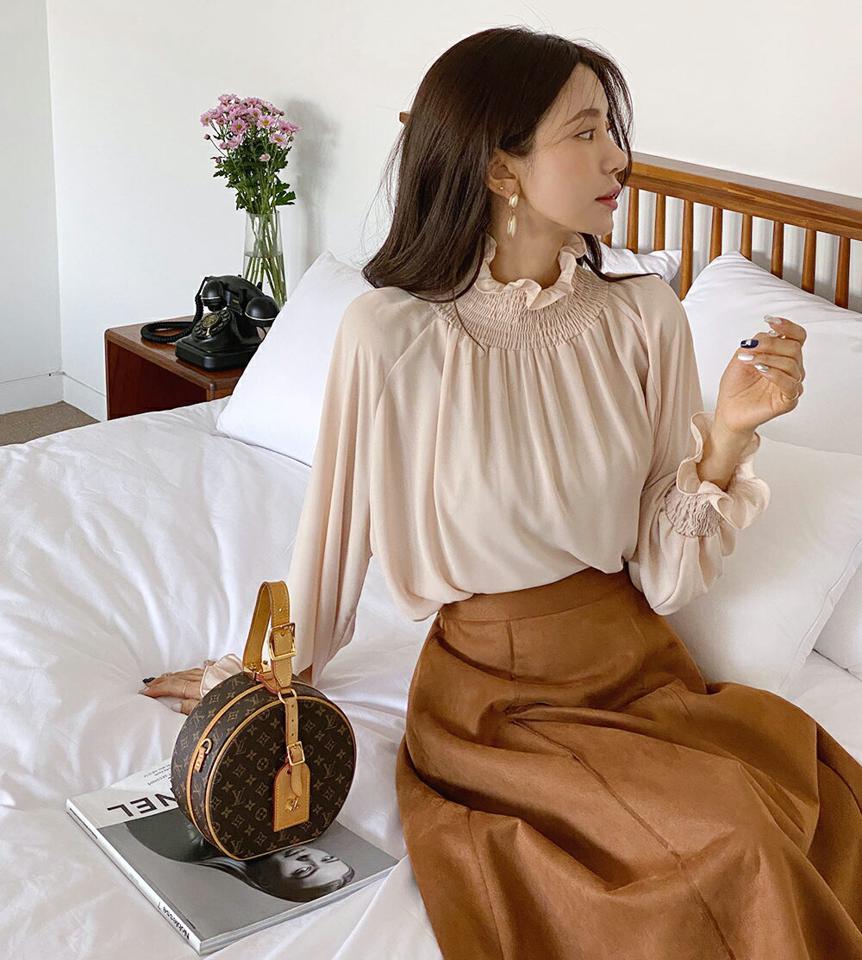 シルキーシャーリングパフブラウス・b00418 レディース 【bl】トップス ブラウス 長袖 パフスリーブ シャーリング シルキー 袖コン 襟コン フェミニン きれいめ フリル ハーフネック スリット 大人 秋 冬 韓国ファッション