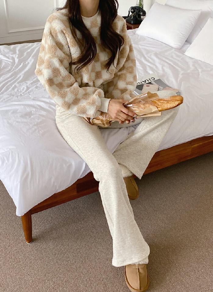 チェックボアスウェット&フレアパンツSET・t00425 レディース 【pt】セット トップス 長袖 ボア スウェット トレーナー ラウンドネック ブロックチェック チェック柄 パンツ ズボン フレア ロング 単色 無地 シンプル 秋 冬 韓国ファッション