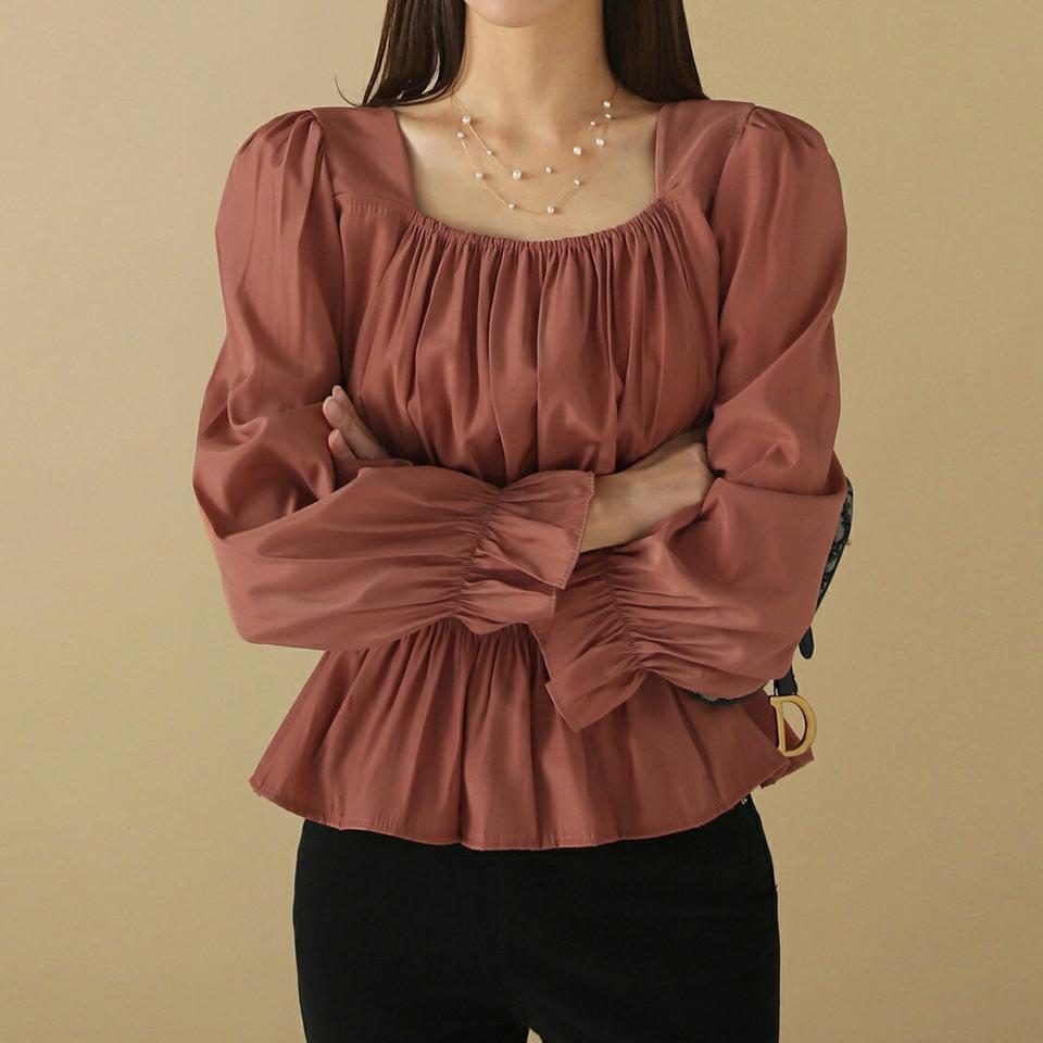 スクエアネックシャーリングブラウス・t00215 レディース 【bl】トップス ブラウス 長袖 シャーリング スクエアネック デコルテ 大人 きれいめ 上品 フェミニン オフィス オケージョン パフスリーブ 秋 冬 韓国ファッション