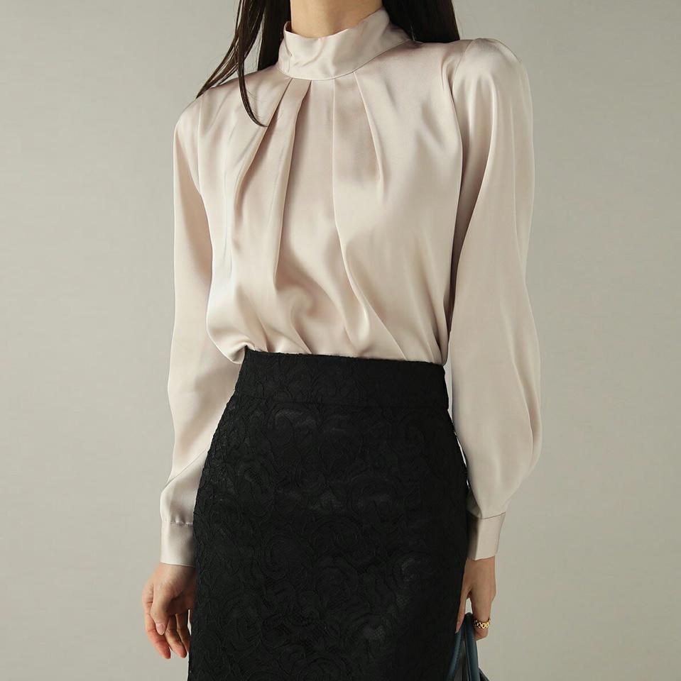 ネックリボンサテンブラウス・b00211 レディース 【bl】トップス ブラウス 長袖 サテン ツヤ 光沢 りぼん ハーフネック タック パフスリーブ 青 水色 ブルー 単色 無地 ベーシック きれいめ オケージョン オフィス 秋 冬 韓国ファッション