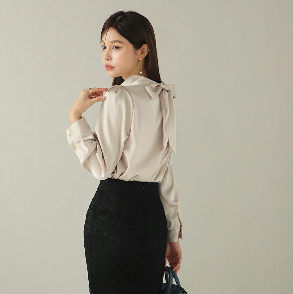 ネックリボンサテンブラウス・b00211 レディース 【bl】トップス ブラウス 長袖 サテン ツヤ 光沢 りぼん ハーフネック タック パフスリーブ 青 水色 ブルー 単色 無地 ベーシック きれいめ オケージョン オフィス 秋 冬 韓国ファッション