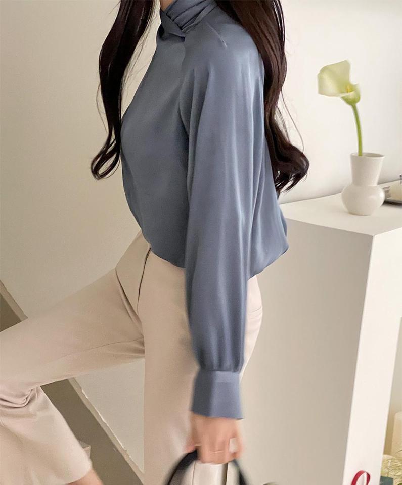 サテンリボンハーフネックブラウス・t00204 レディース 【bl】トップス ブラウス 長袖 ハーフネック サテン生地 大人 単色 かわいい 可愛い 上品 きれいめ オフィス リボン パフスリーブ 無地 秋 冬 韓国ファッション