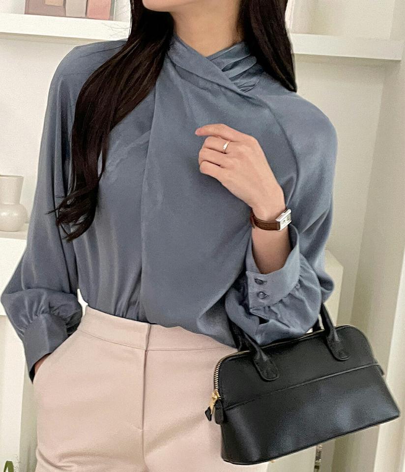 サテンリボンハーフネックブラウス・t00204 レディース 【bl】トップス ブラウス 長袖 ハーフネック サテン生地 大人 単色 かわいい 可愛い 上品 きれいめ オフィス リボン パフスリーブ 無地 秋 冬 韓国ファッション