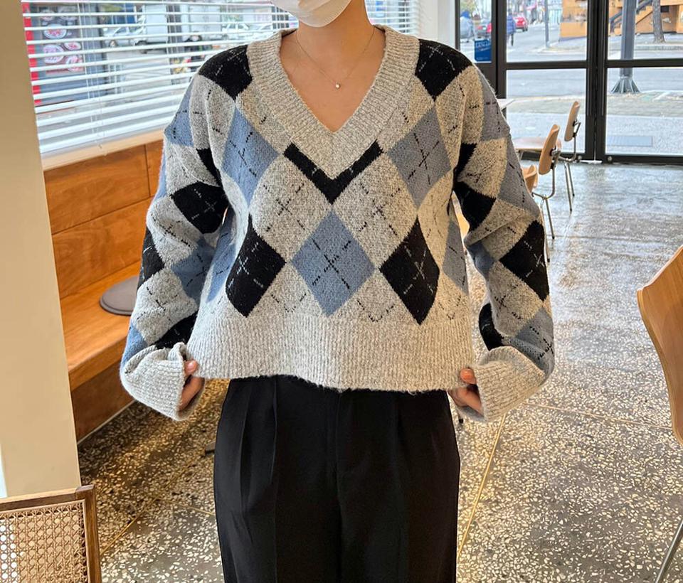 Vネックアーガイルクロップドニット・p000788 レディース 【tops】トップス ニット 長袖 柄 模様 アーガイル チェック Vネック 鎖骨 デコルテ 秋 冬 キュート カジュアル かわいい 可愛い 韓国ファッション MKT