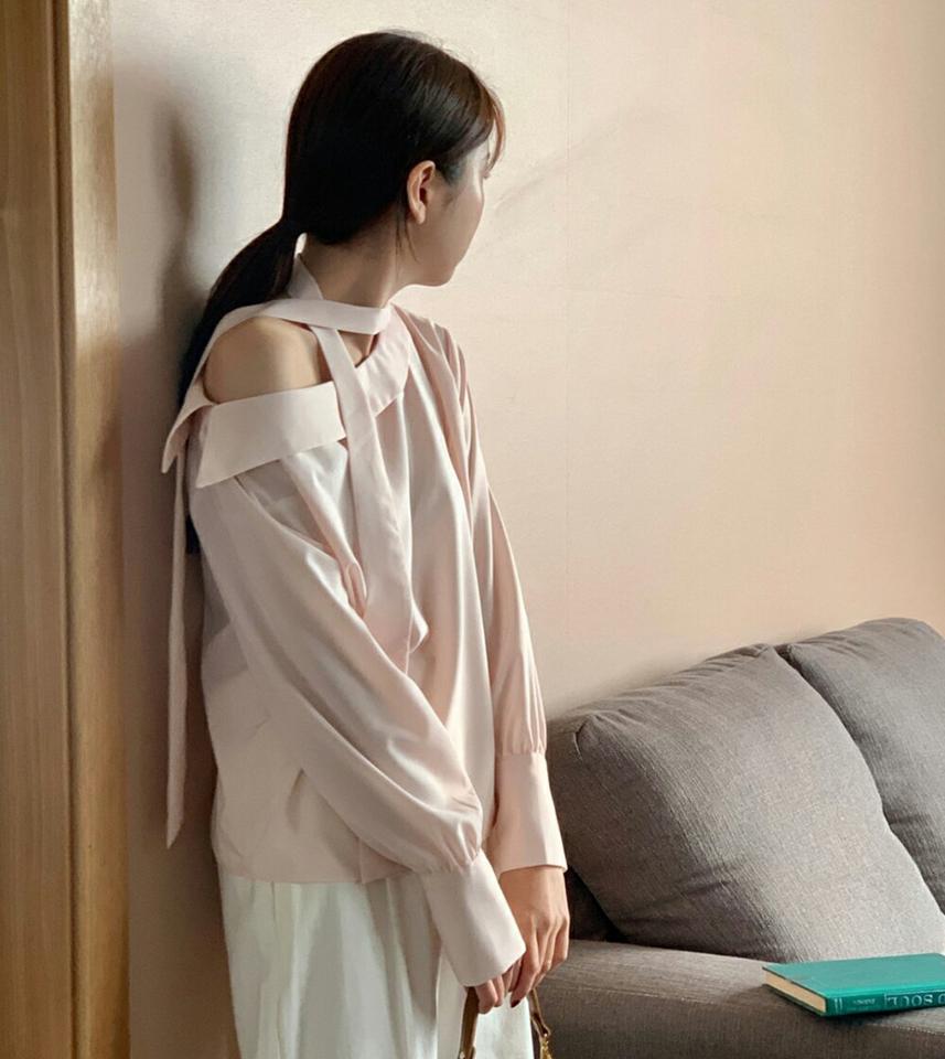 アンバランスネックリボンブラウス・p000985 レディース 【bl】トップス ブラウス 長袖 りぼん 肩出し 肌見せ アンバランス 露出 セクシー 大人 きれいめ 上品 ボウタイ ピンク 秋 冬 韓国ファッション MKT