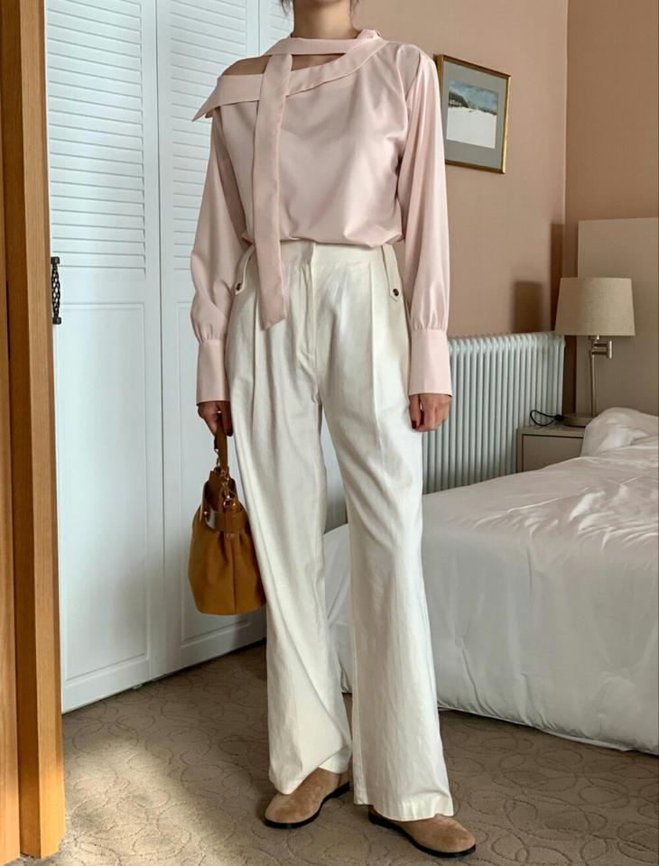 アンバランスネックリボンブラウス・p000985 レディース 【bl】トップス ブラウス 長袖 りぼん 肩出し 肌見せ アンバランス 露出 セクシー 大人 きれいめ 上品 ボウタイ ピンク 秋 冬 韓国ファッション MKT