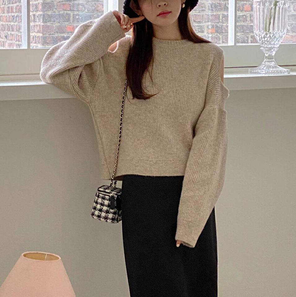 ショルダースリットルーズニット・t00228 レディース 【tops】トップス ニット 大人 長袖 ラウンドネック ドロップショルダー 肩スリット クロップド丈 ルーズ 単色 シンプル フェミニン カジュアル 秋 冬 韓国ファッション