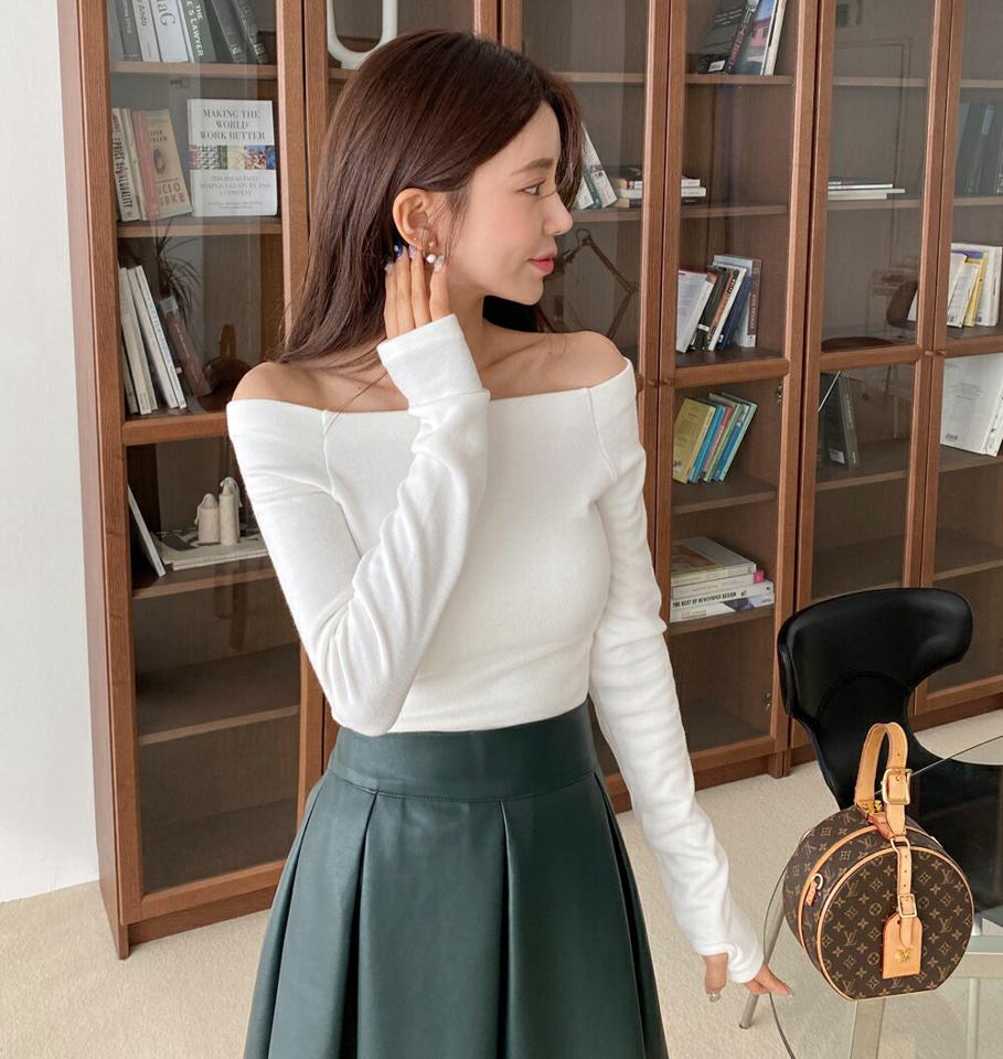 裏起毛オフショルフィンガーホールTシャツ・t00464 レディース 【tops】トップス Tシャツ 大人 長袖 裏起毛 オフショル フィンガーホール クロップド丈 大人 無地 単色 シンプル フェミニン カジュアル 秋 冬 韓国ファッション