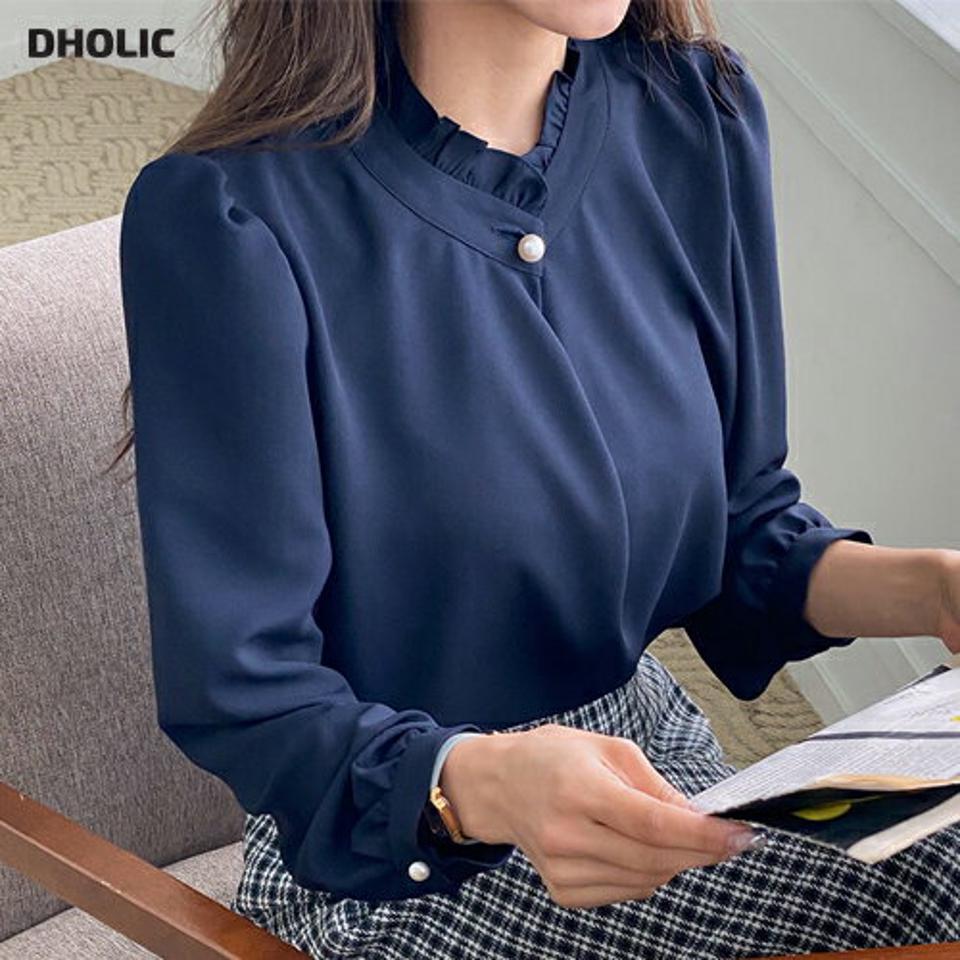 フェイクパールフリルネックブラウス・t00467 レディース 【bl】トップス ブラウス 長袖 フリルネック フェイクパール ギャザー ラウンドヘム 大人 単色 無地 かわいい 可愛い 上品 きれいめ カジュアル フェミニン 秋 冬 韓国ファッション