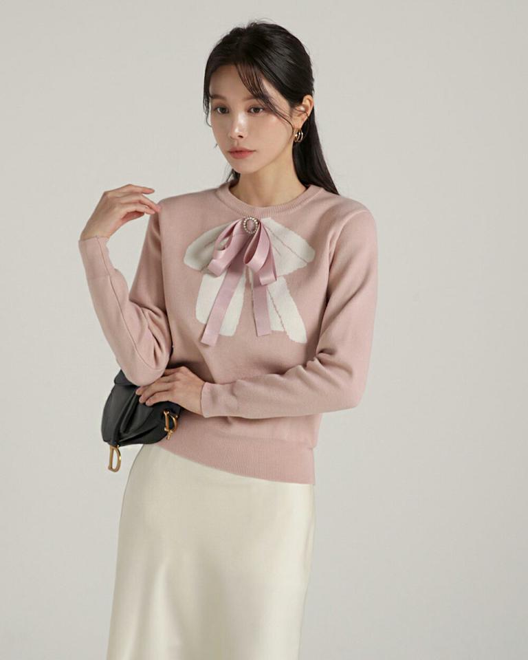 ブローチ付リボンニット・b00264 レディース 【tops】トップス ニット 大人 ラウンドネック 長袖 フェイクパール リボン ブローチ プリント リブヘム 大人 フェミニン カジュアル かわいい 可愛い 秋 冬 韓国ファッション